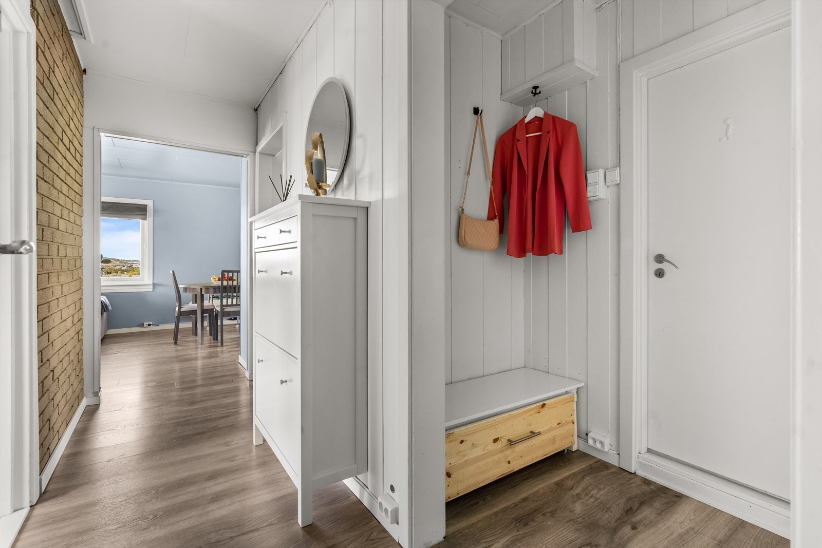 Det er plass til skotøy i entréen og det er bygd en skuff for oppbevaring og hengt opp knagger. Galleribilde