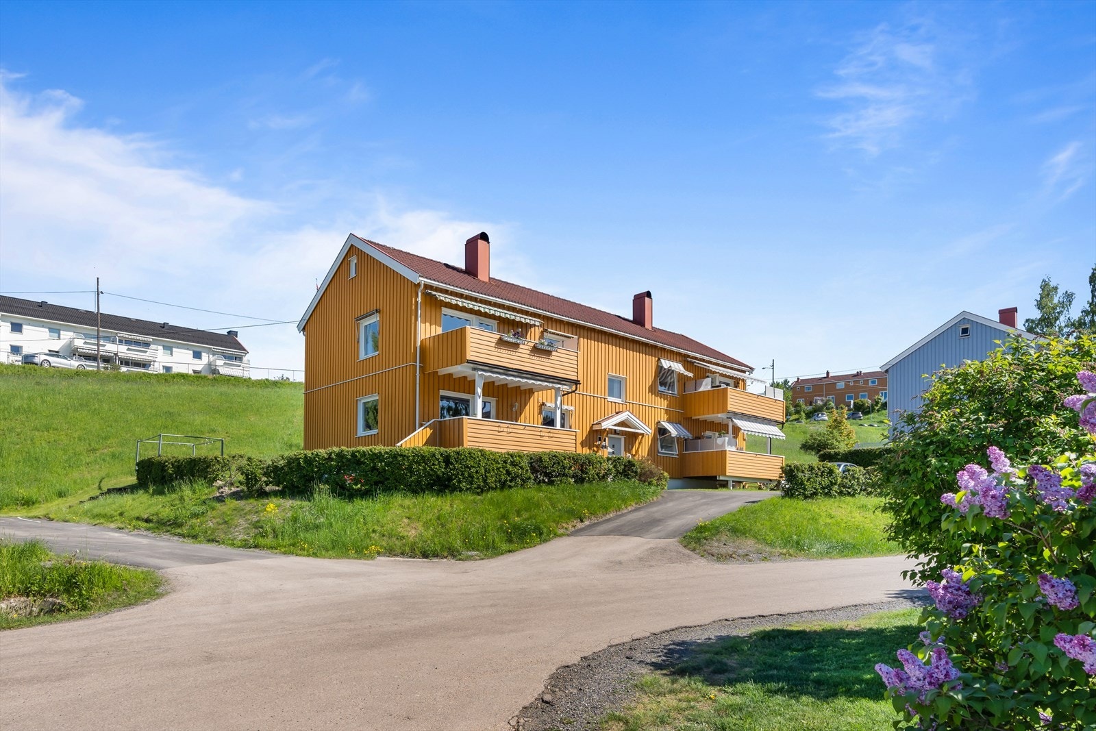 Leiligheten ligger i et sentralt, rolig og attraktivt boligområde i Rælingen kommune. Området kalles gjerne for Kardemommeby, og har nærhet til skoler, barnehager, offentlig kommunikasjon, samt et rikt utvalg av fasiliteter og servicetilbud. Galleribilde