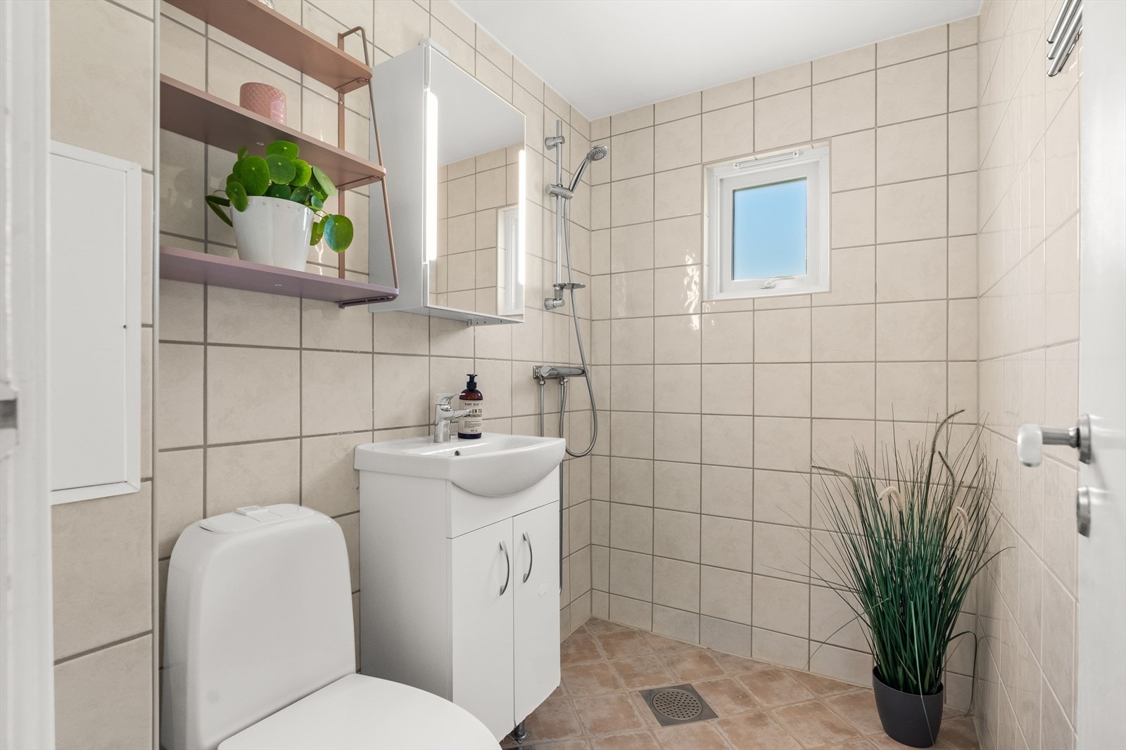 I 2007 ble badet ble rehabilitert i regi av borettslaget og baderomsinnredning og speilskap er byttet i senere tid. Galleribilde