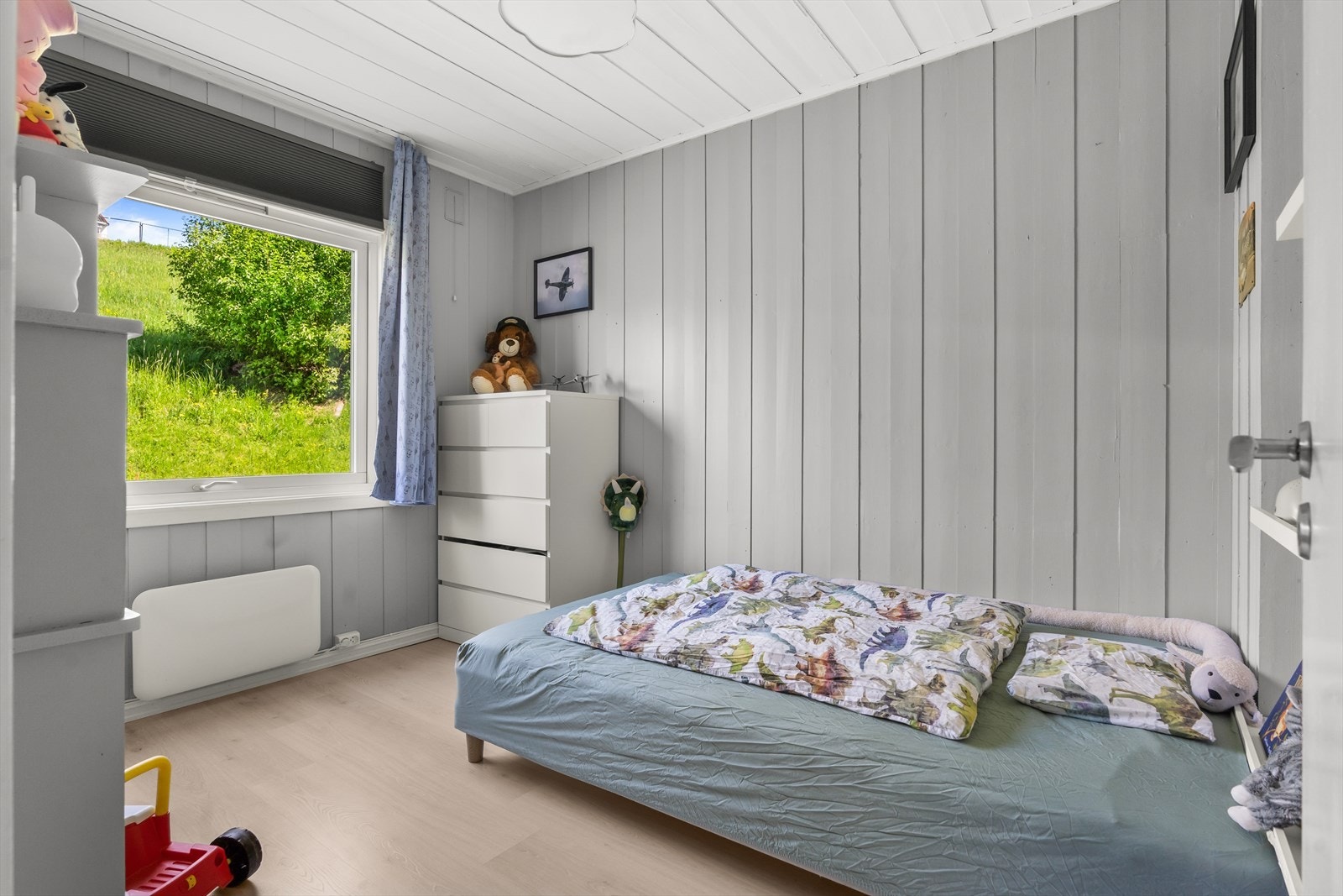 Det andre rommet brukes som barnerom. Her er det også laminat på gulv og det er panel på vegger og i taket. Galleribilde