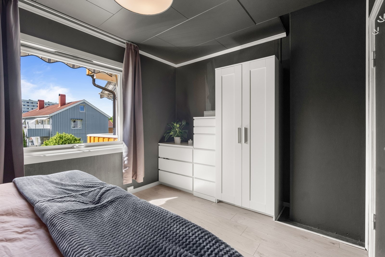 Det er egen nisje til garderobe, hvor det er garderobeskap og kommoder. Galleribilde