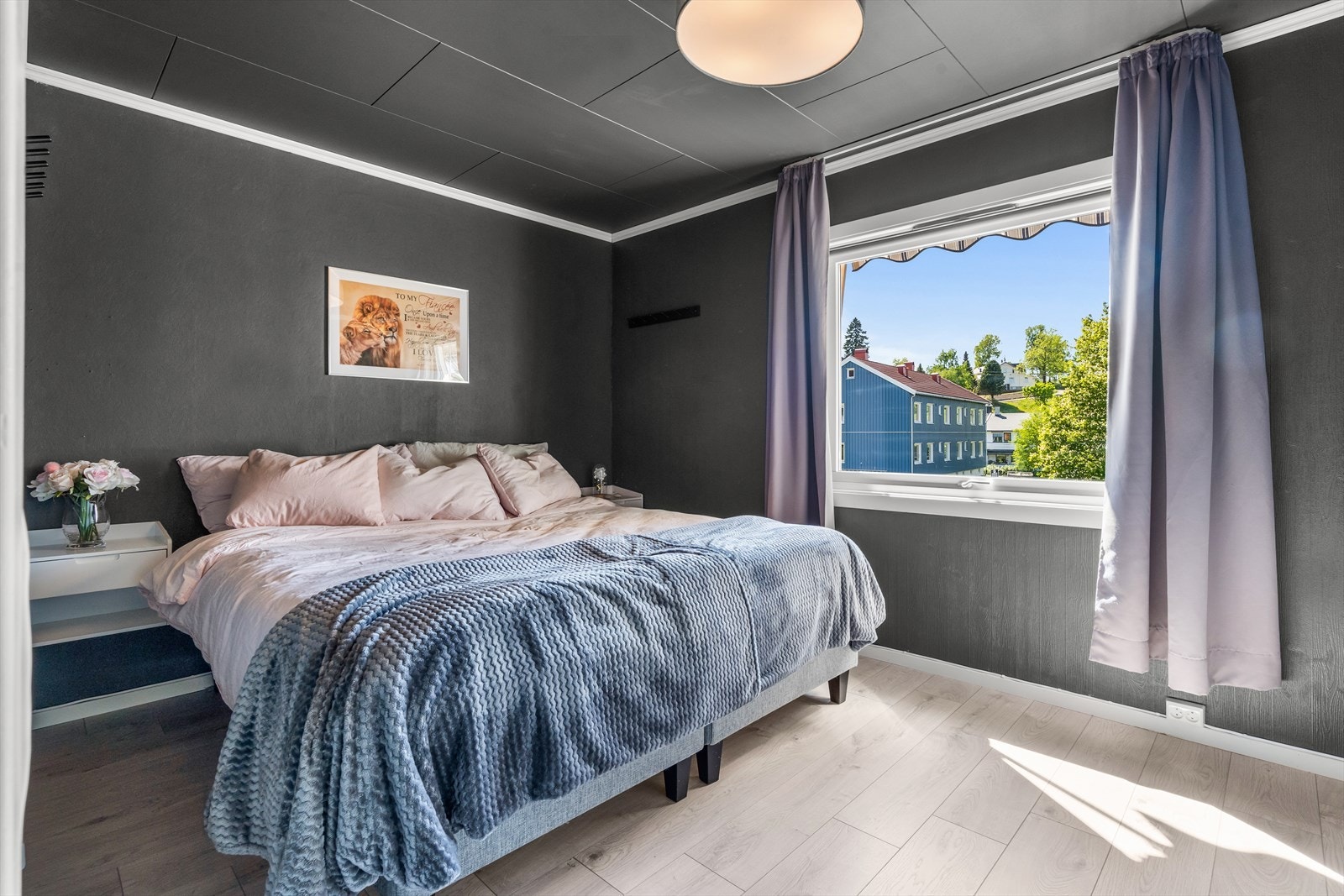 Soverommene er av god størrelse, begge med plass for dobbeltseng. Hovedsoverommet har laminatgulv og vegger og tak malt i en moderne mørk farge. Galleribilde