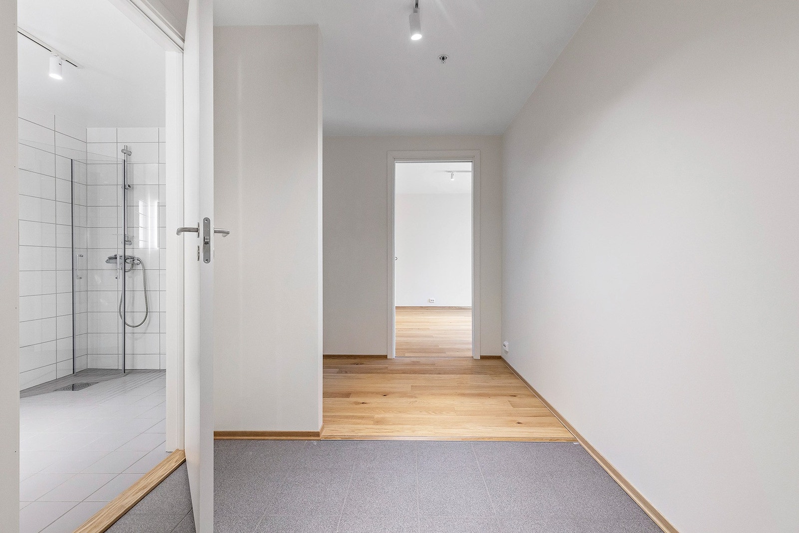 Hyggelig inngangsparti med fliser på gulv. Du finner også et innhuk hvor du enkelt kan sette opp et klesskap for oppbevaring. Galleribilde