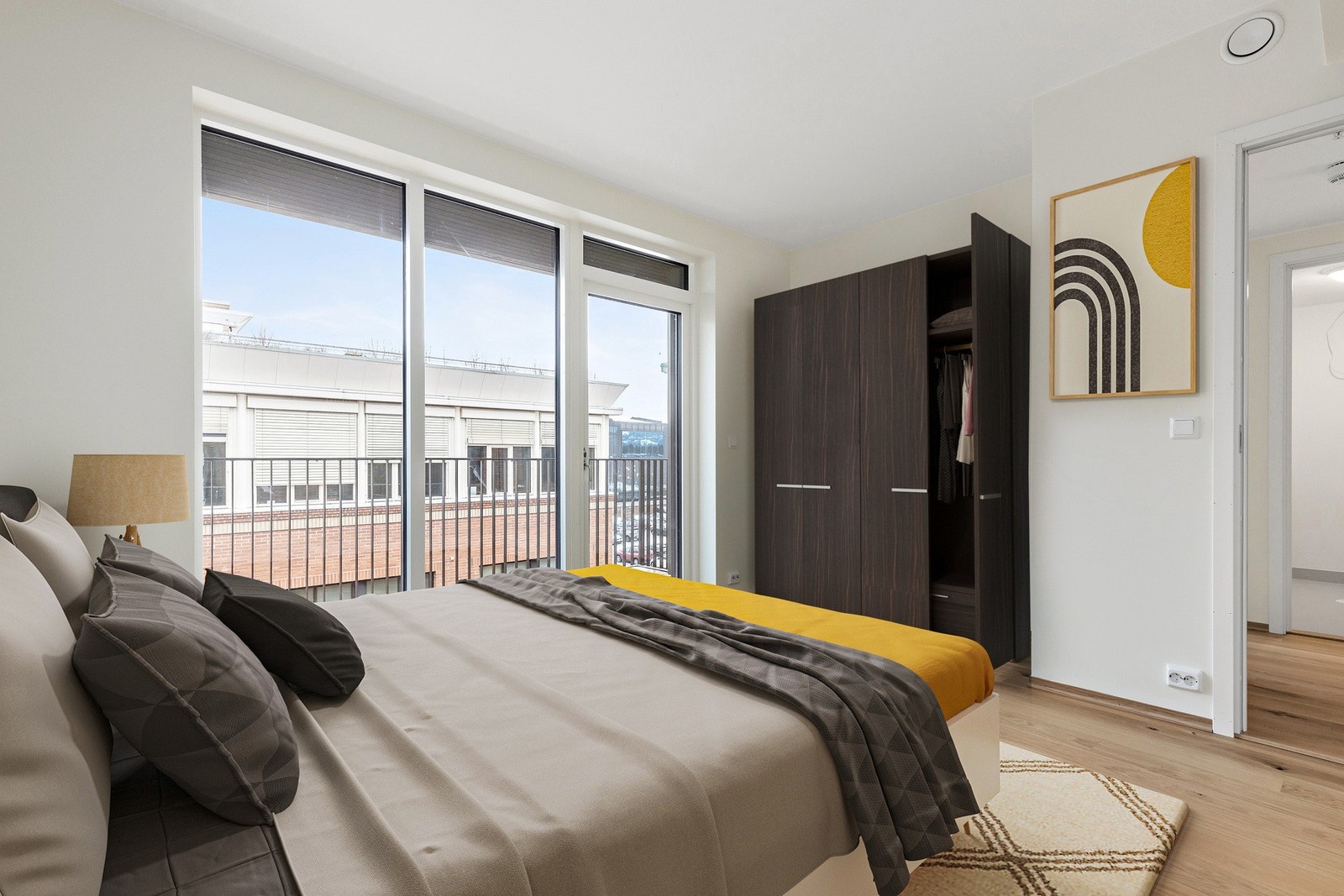 Stort hovedsoverom med god plass til dobbeltseng og klesskap. Herfra har du også utgang til en balkong. Galleribilde