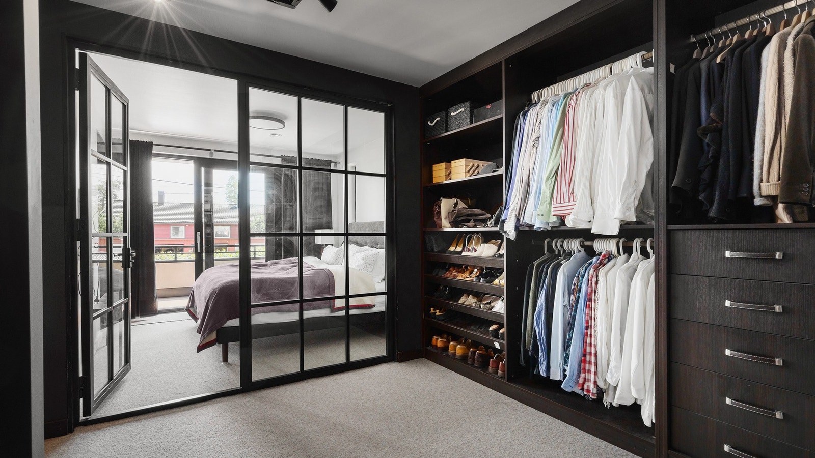 Walk in closet tilknyttet hovedsoverom Galleribilde