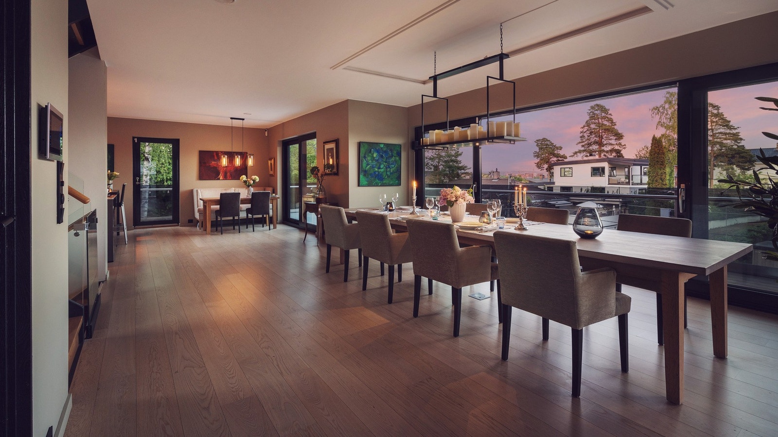 Stort åpent rom med store vindusflater Galleribilde