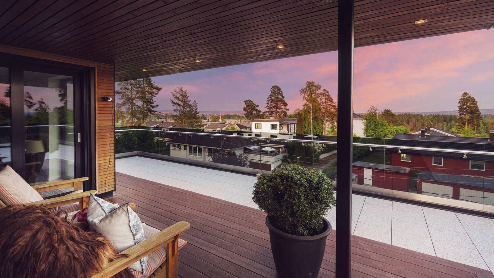 Stor takterrasse med noe overbygg. Galleribilde