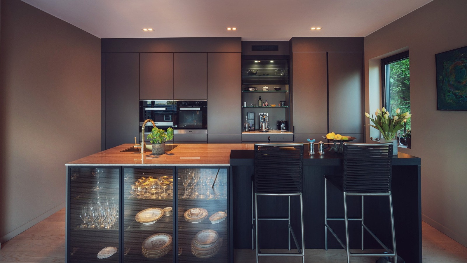 Alle integrerte hvitevarer fra Miele og kjøleskap med integrert vanntilokoblet isbitmaskin Galleribilde