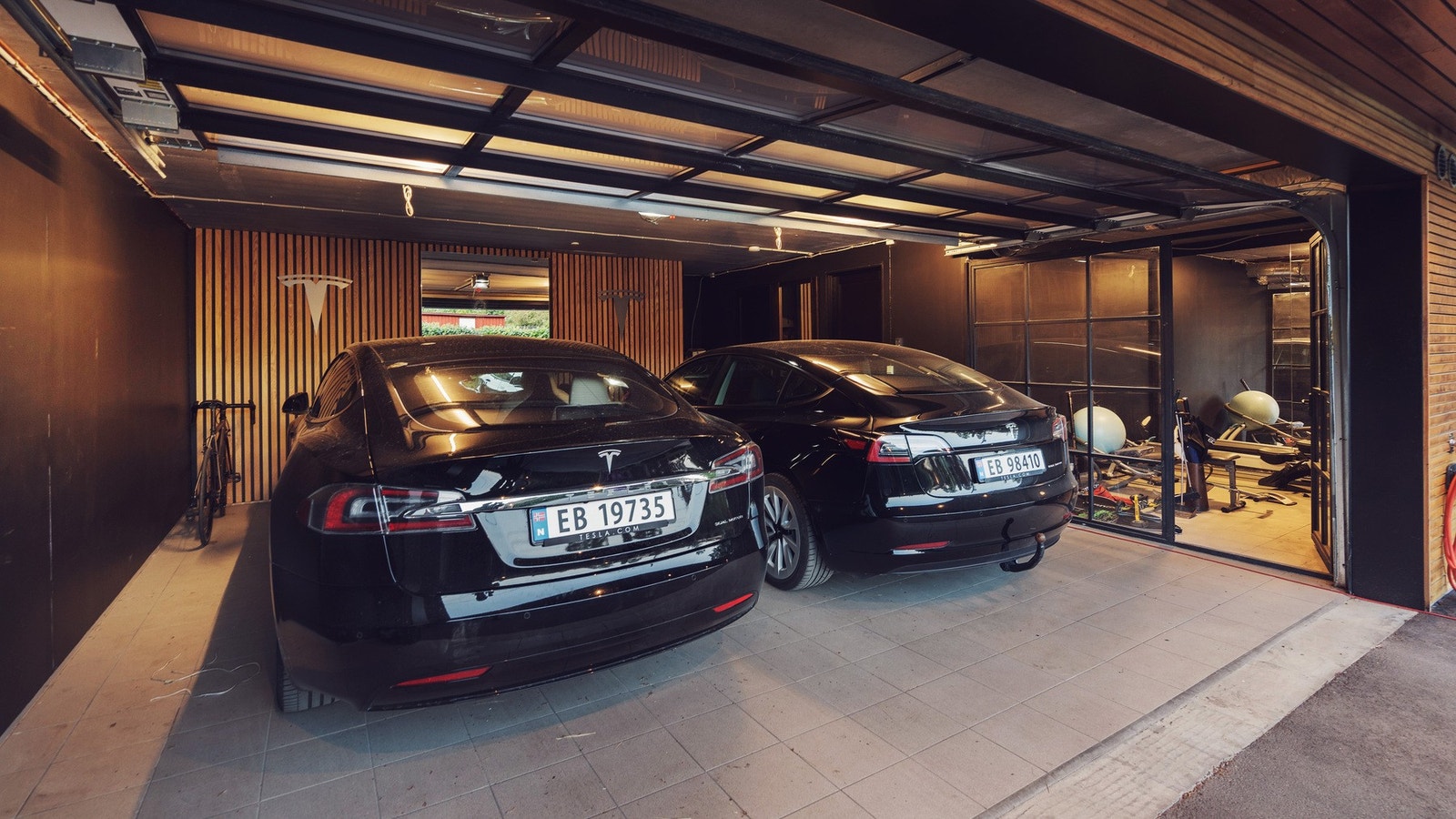 Flislagt dobbelgarasje og treningsrom, vannbåren varme Galleribilde