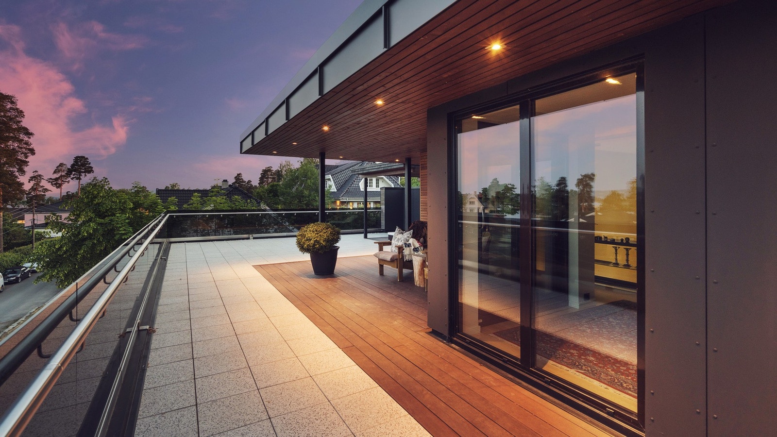 Stor takterrasse med noe overbygg. Galleribilde