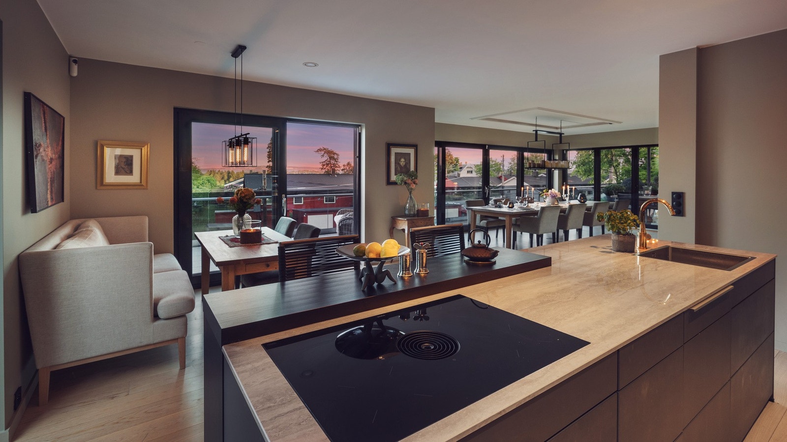 Lekkert kjøkken med stor øy på 3 meter fra Fresh Interiør med BORA platetopp med integrert ventilator. Benkeplate Silestone og nedfelt messingvask med messingarmatur Galleribilde