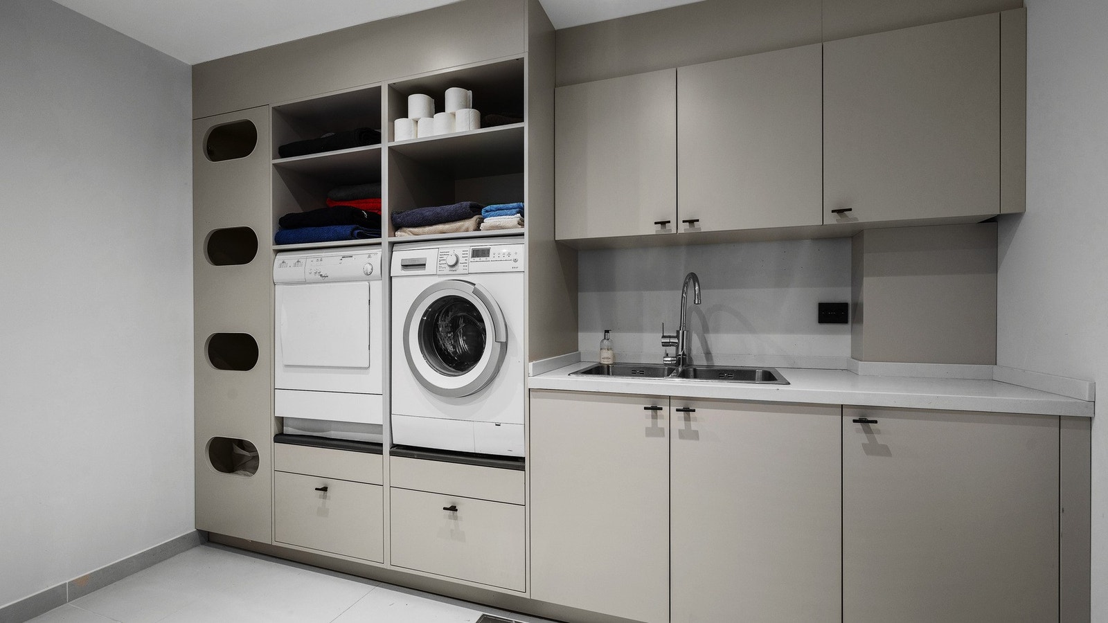 Vaskerom med plassbygget innredning Galleribilde