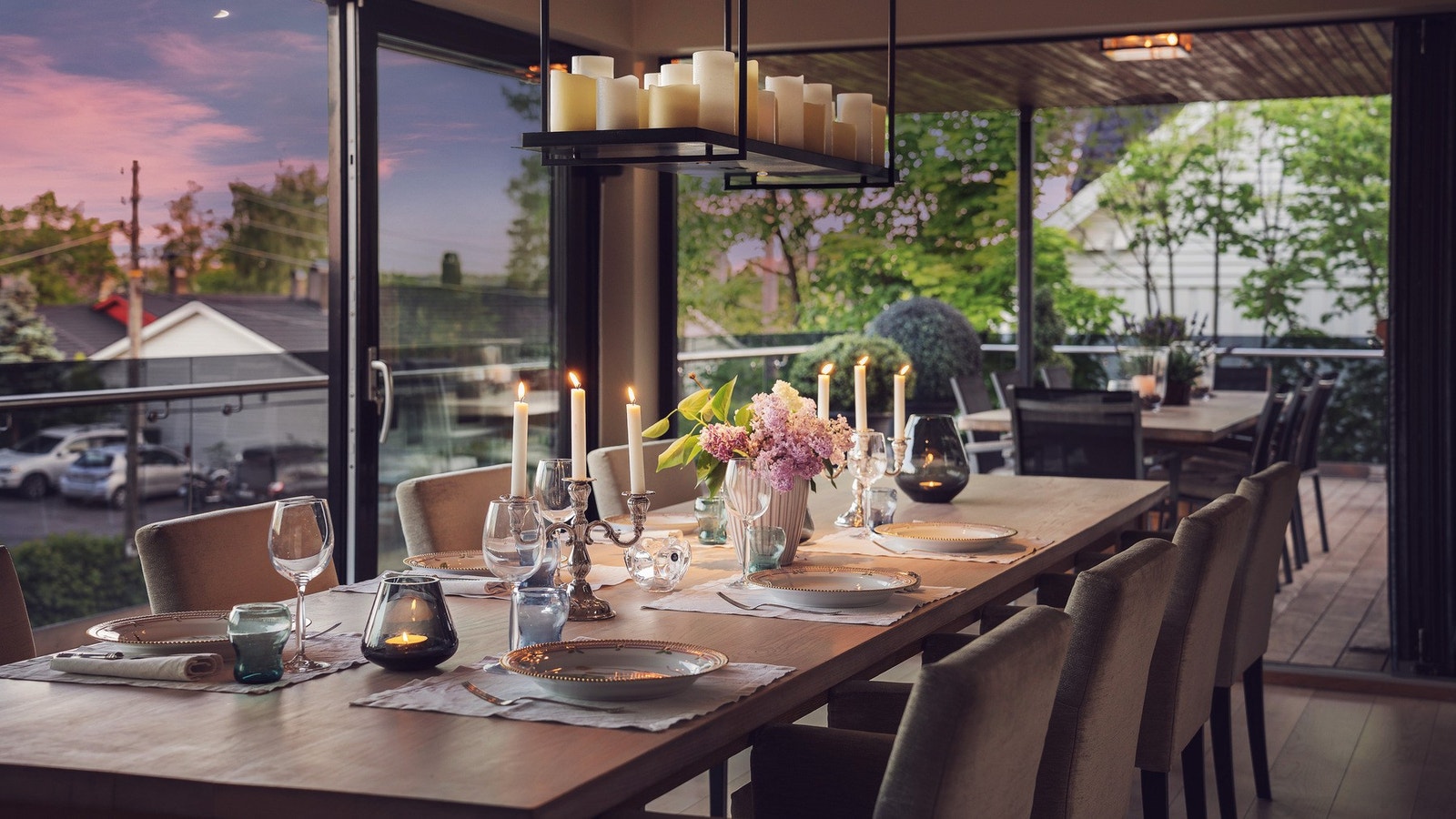 Spisestue med skyvedører og foldedører ut til overbygget terrasse Galleribilde