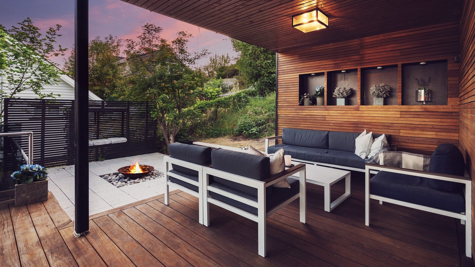 Overbyggede store terrasser med gulv og Afrikansk Sapelii på veggene gir et ekslusivt og varmt utrykk Galleribilde