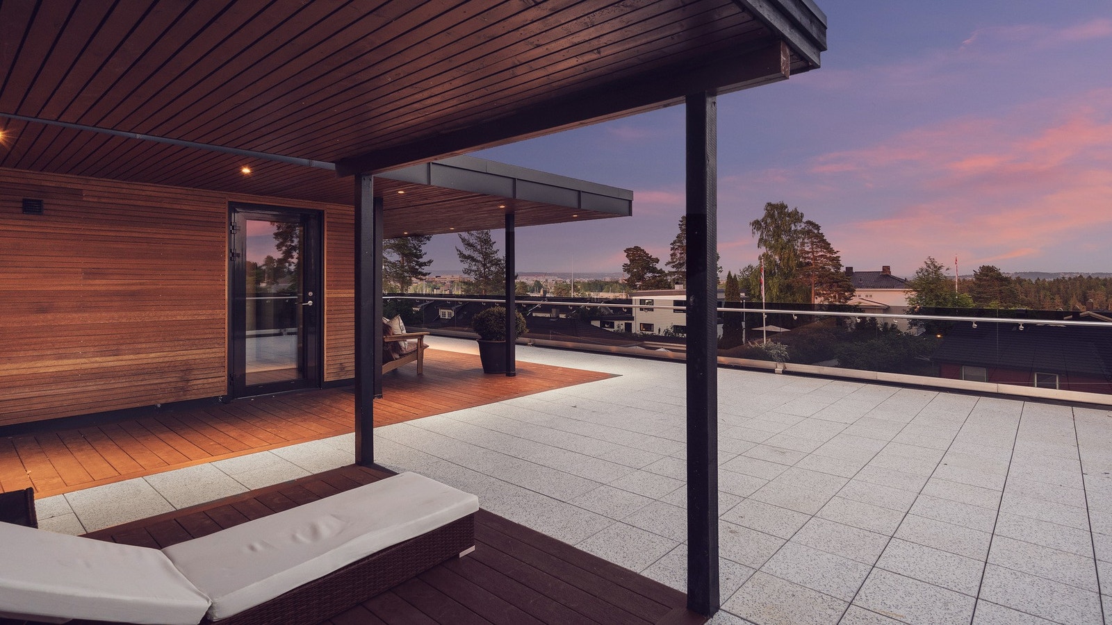 Stor takterrasse med noe overbygg. Galleribilde