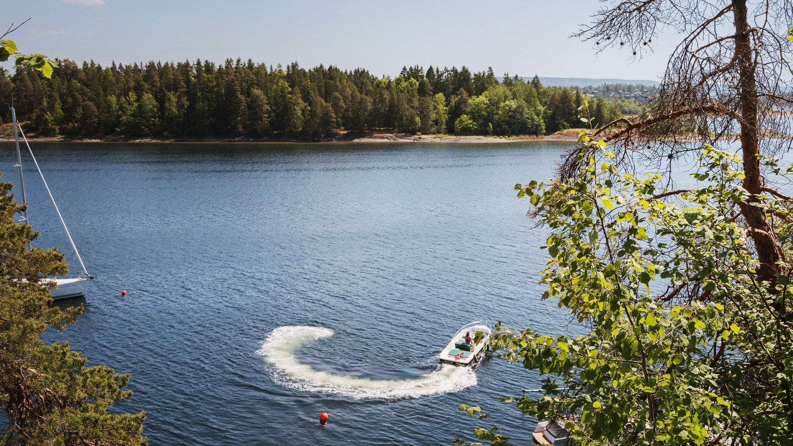 Boligen har tinglyst bruksrett til felles strand med brygge og båtplass Galleribilde