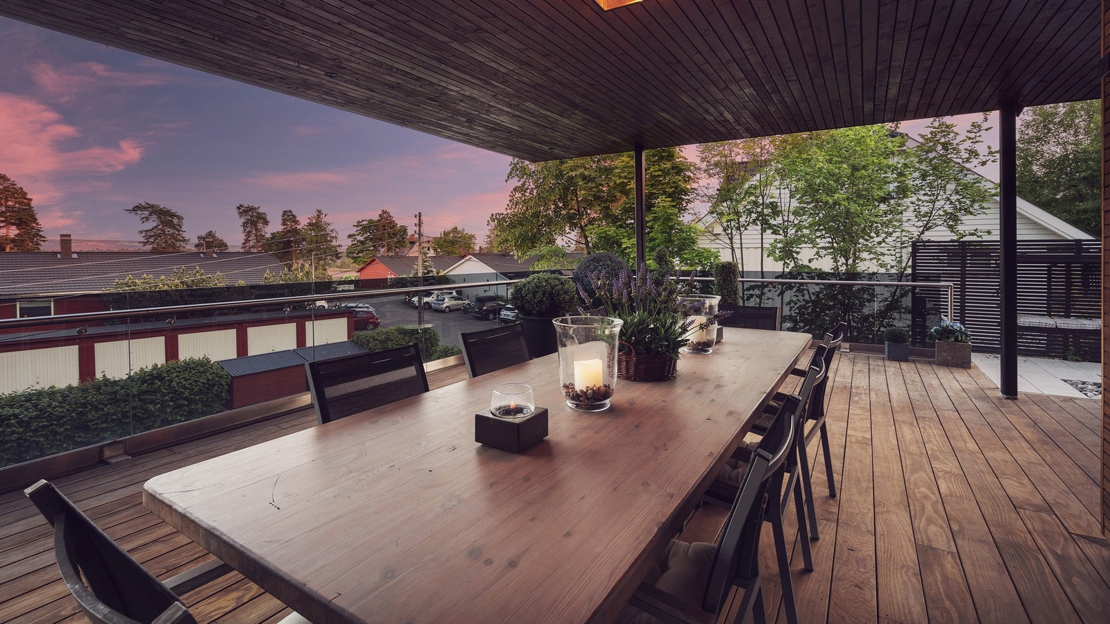 Overbyggede store terrasser med gulv og Afrikansk Sapelii på veggene gir et ekslusivt og varmt utrykk Galleribilde