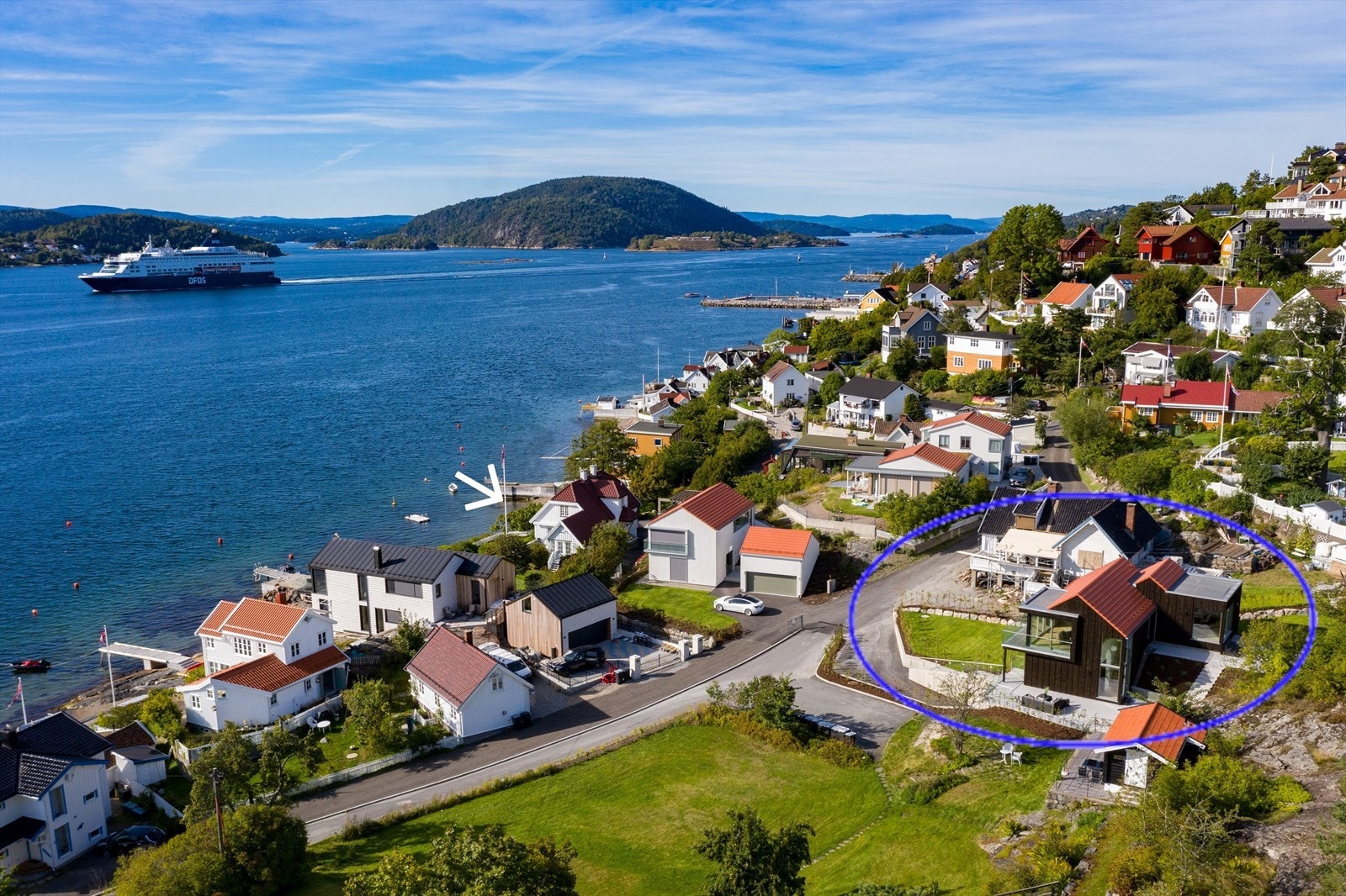 Eksklusiv og lekkert rett ved badestrand (markert med pil) Galleribilde