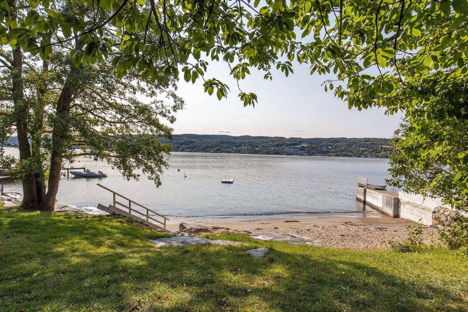 Idyllisk Spro stranda ligger rett ved eiendommen, via poststien Galleribilde