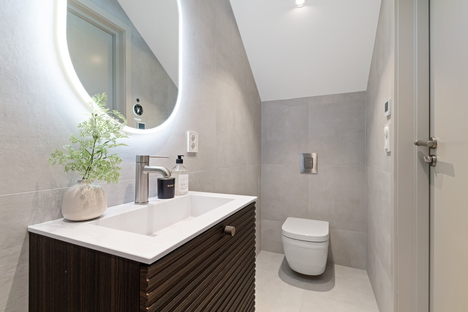 Innredning fra Scala Bad, speil med ledbelysning og Grohe vegghengt toalett Galleribilde
