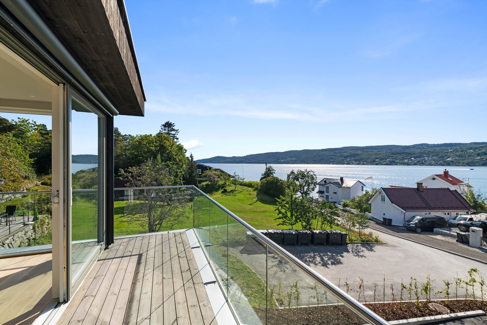 Vestvendt terrasse med utgang fra stuen Galleribilde