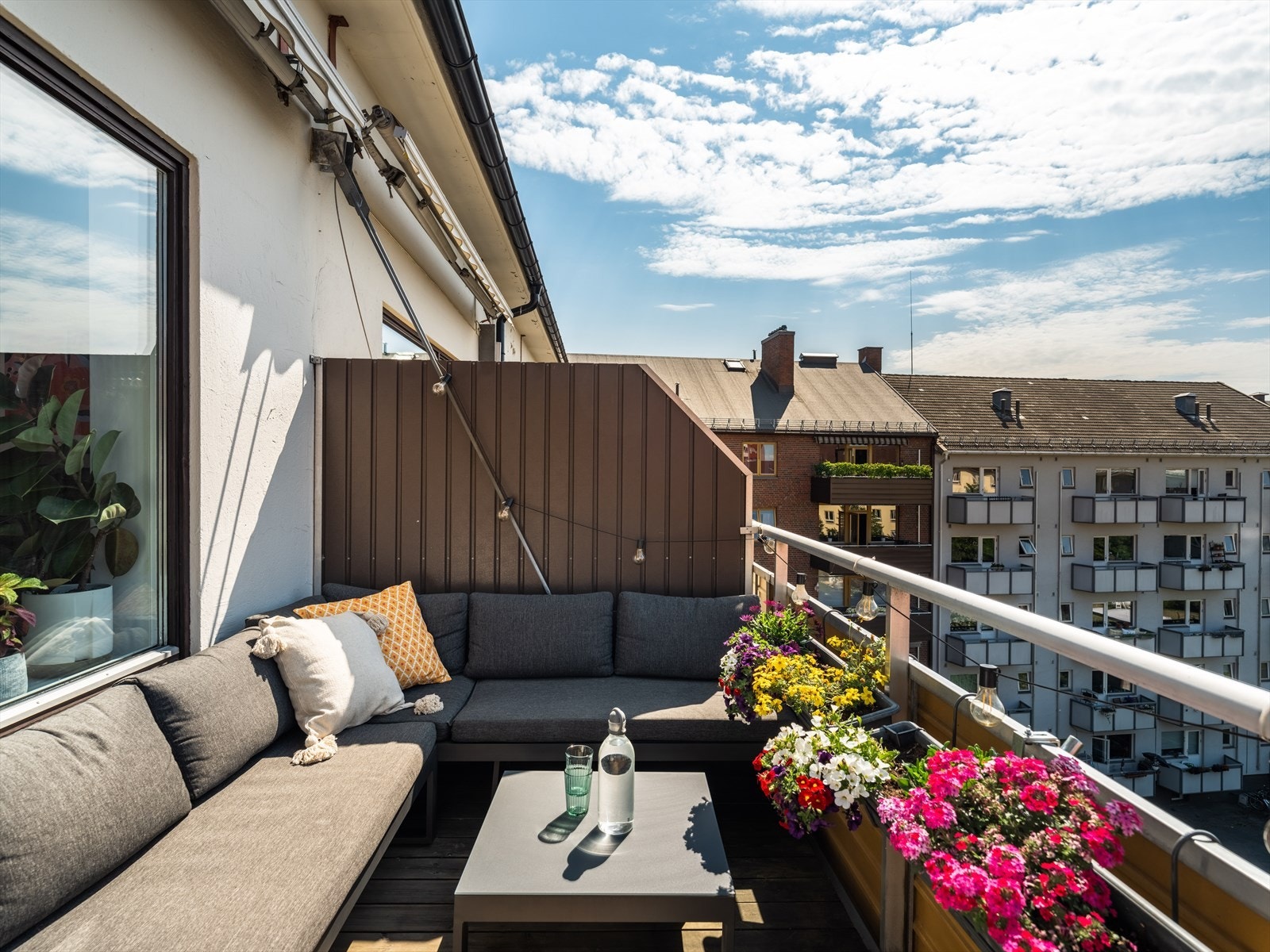 Her sitter du skjermet og tilbaketrukket i toppetasjen. Det er montert markise på balkongen, som er godt å ha på de varmeste sommerdagene. Galleribilde