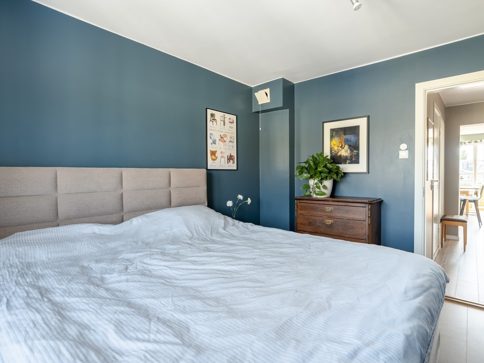 Overflater er malt i en nydelig blåtone. Galleribilde