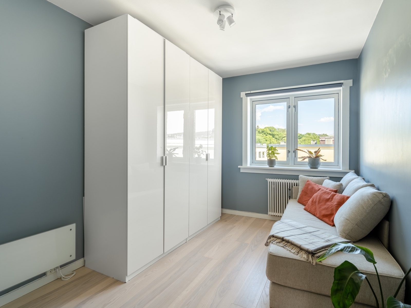 Det andre soverommet er også av god størrelse, og fungerer ypperlig som barnerom, gjesterom eller kontor. Galleribilde