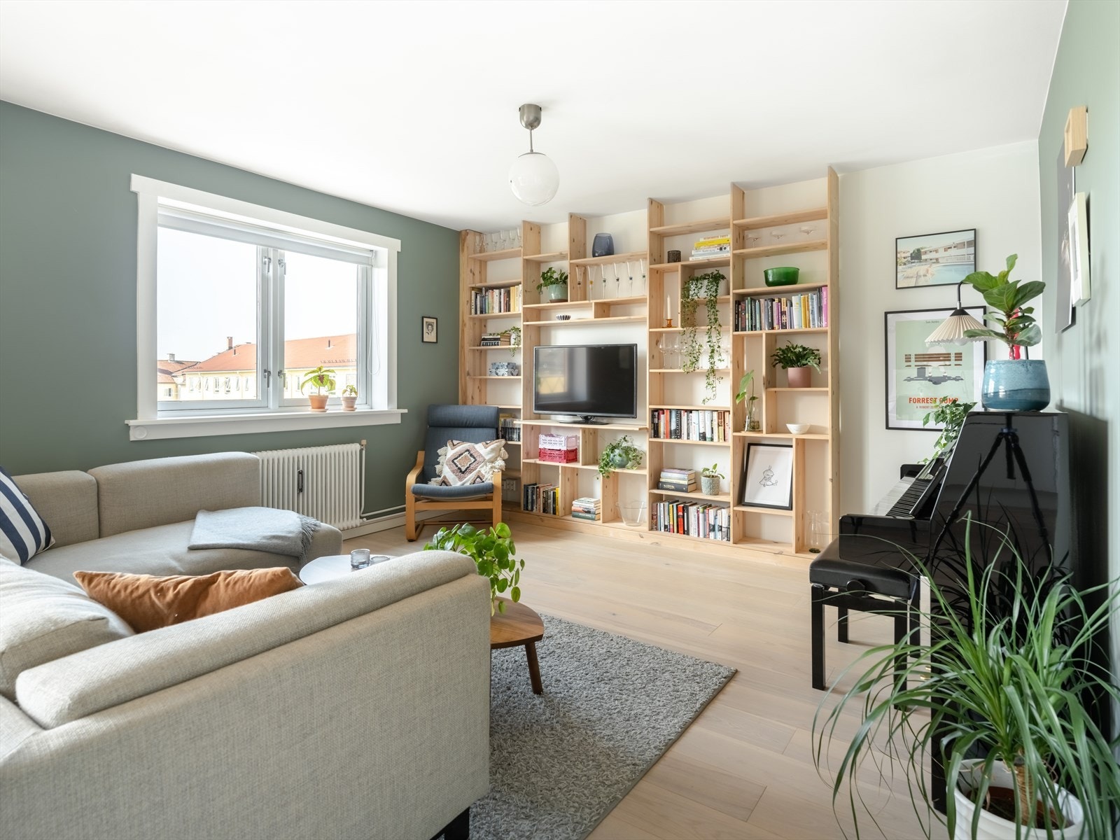 Med en av Sagenes beste beliggenheter, får du flott utsyn over frodige og grønne bakgårder. Det er derfor også begrenset med innsyn i stuen. Galleribilde