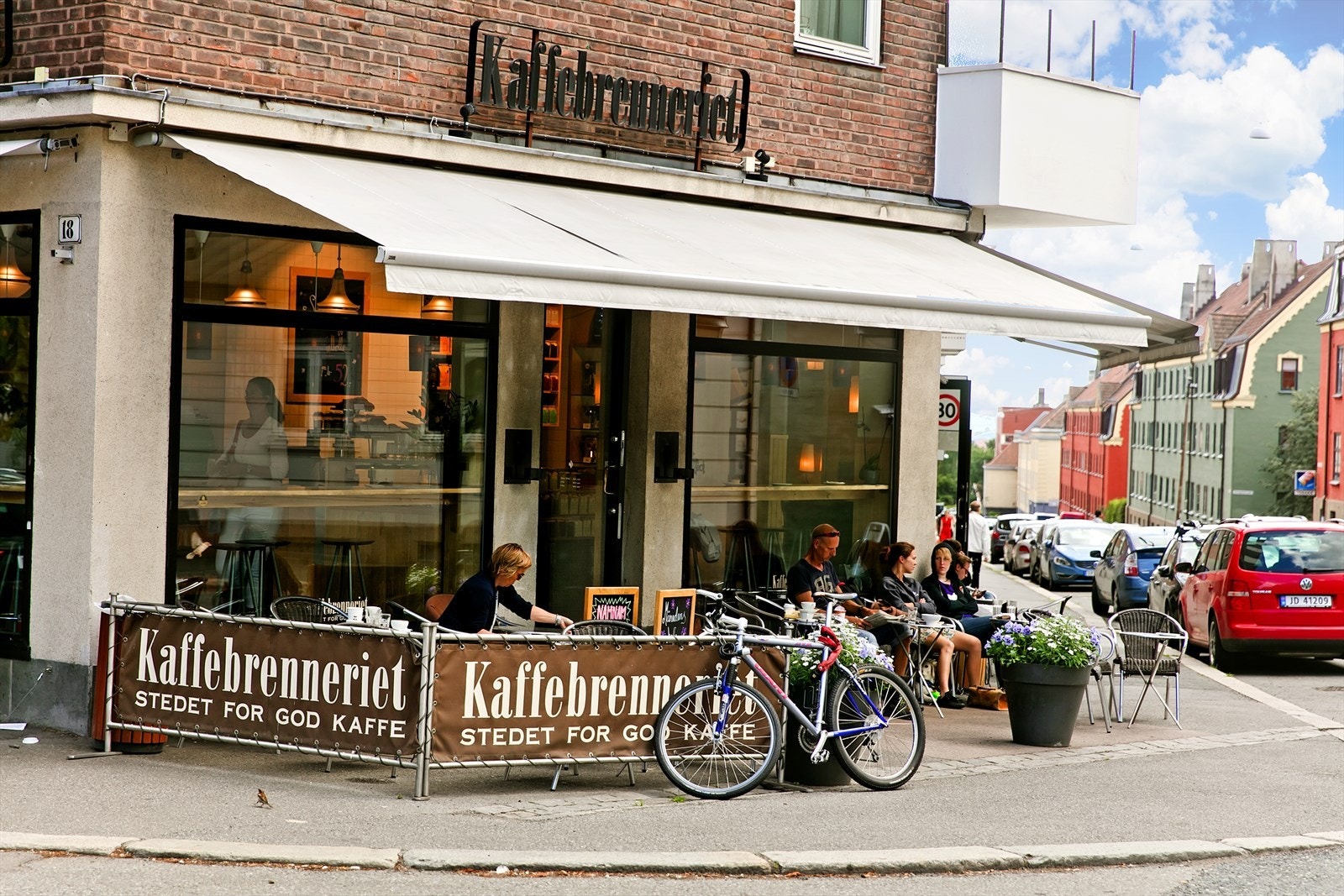 Populære Kaffebrenneriet på Sagene. Her får du nybrygget kaffe og gode bakevarer. Galleribilde