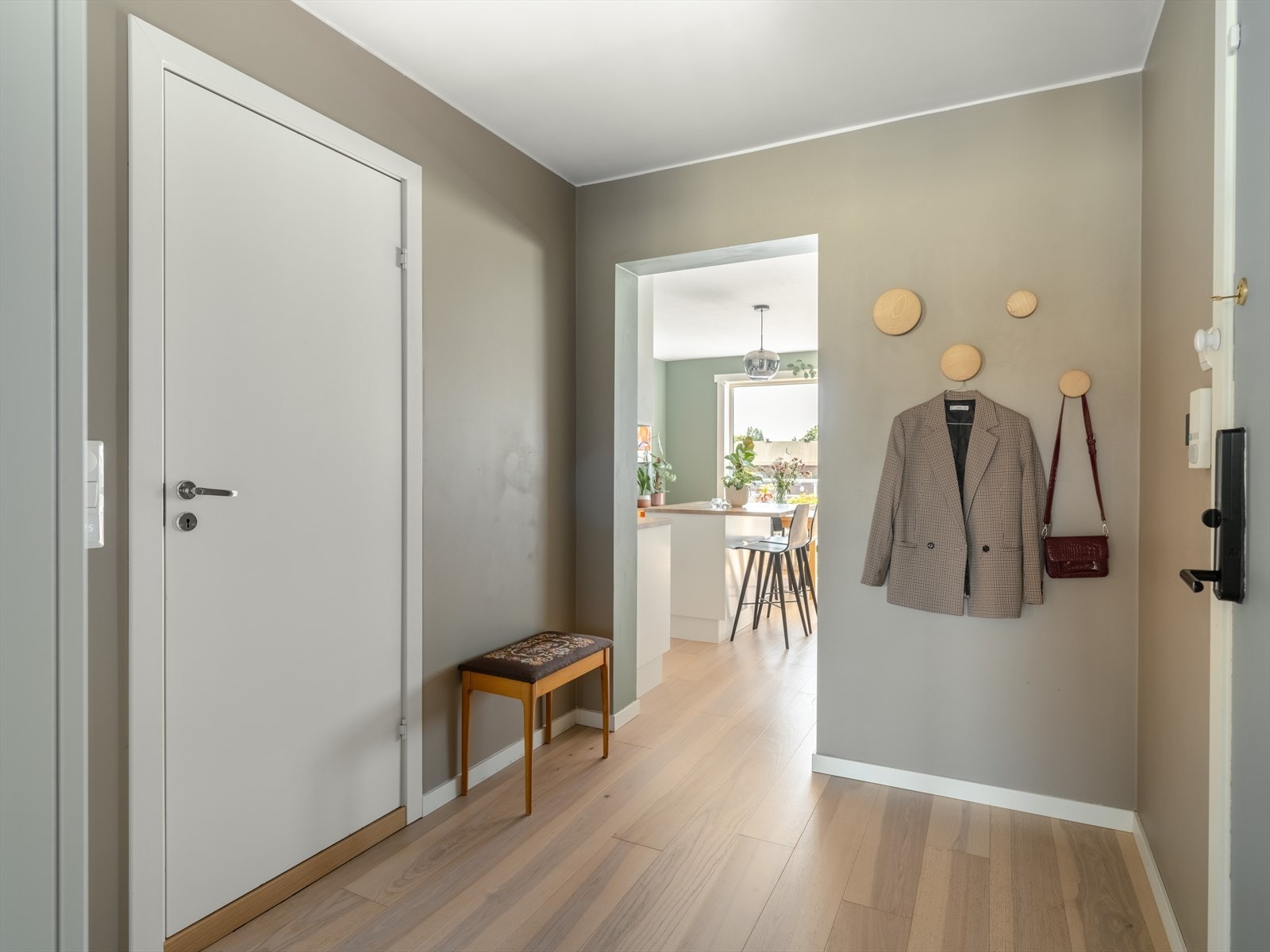 I entreen er det god plass til å henge fra seg yttertøy og plassere sko. Galleribilde