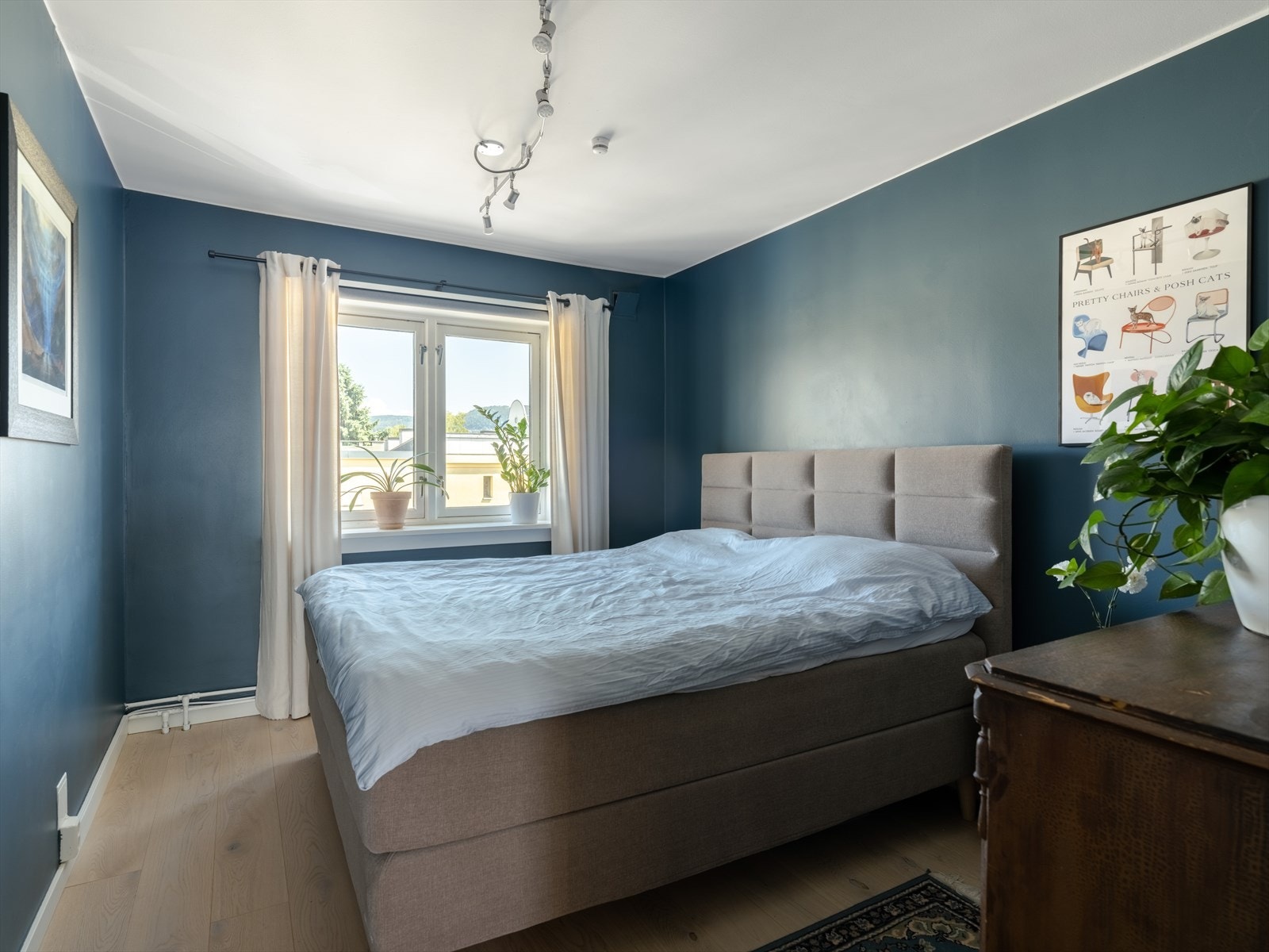 Hovedsoverommet er av god størrelse med god plass til dobbeltseng og tilhørende nattbord. Galleribilde