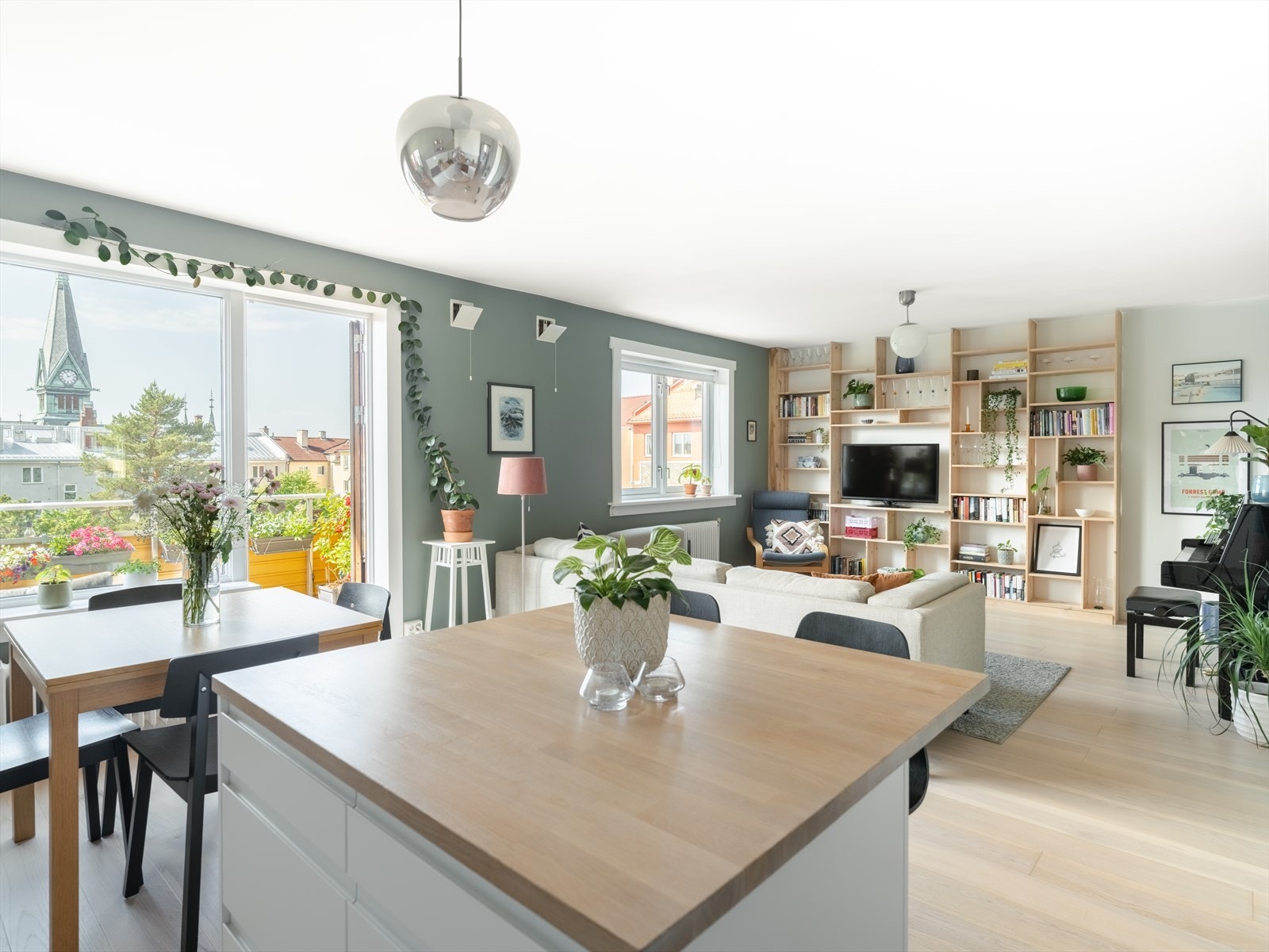 Kjøkkenet har svært god skap- og benkeplass, og den praktiske øya skaper et naturlig skille mellom kjøkkenet, stuen og spiseplassen. Galleribilde