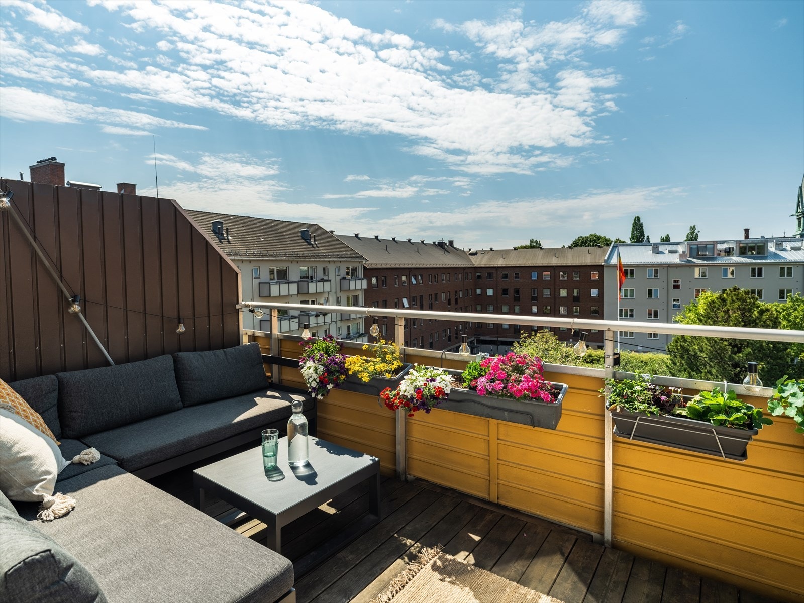 Den flotte balkongen er sydvestvendt og på sommerstid er det sol fra rundt kl. 09:00 på morgenen til rundt kl. 20.30 på kvelden. Galleribilde