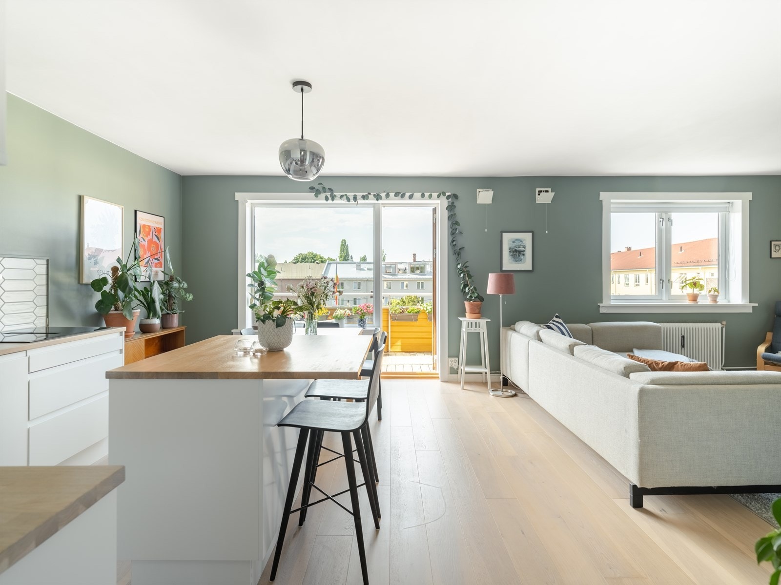 De store vindusflatene slipper inn mye deilig dagslys i rommet, som skaper en god atmosfære. Galleribilde