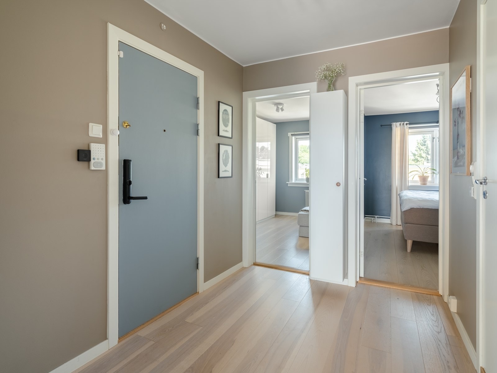 Entreen er romslig og har et gjennomgående lys som strømmer inn fra begge sider. Leiligheten disponerer en loftsbod på ca. 10 m² og en kjellerbod på ca. 3,4 m². Galleribilde