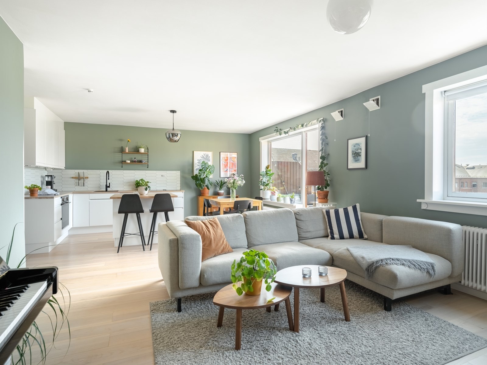 I 2021 ble vegg mellom stue og kjøkken fjernet til fordel for et stort, luftig og åpent rom. Galleribilde