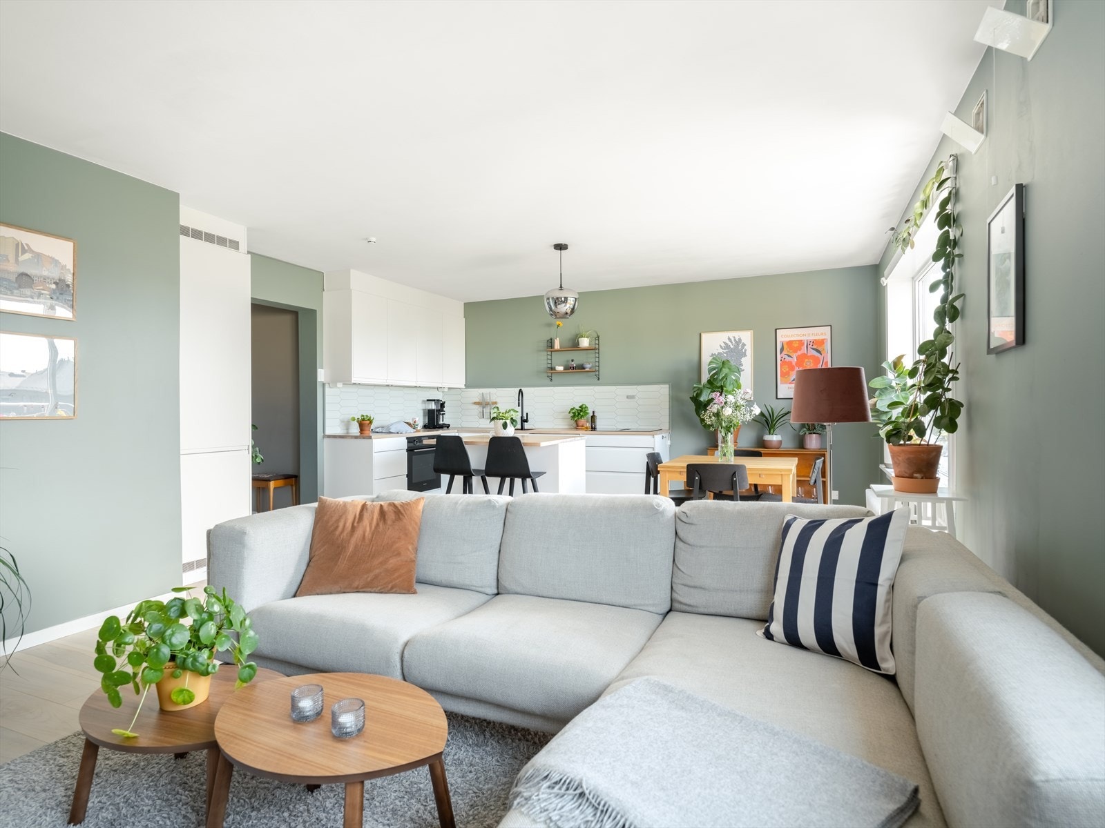 Stuen er forøvrig det naturlige oppholdsrommet hvor det er god plass til en større sofagruppe, salongbord og TV-benk. Galleribilde