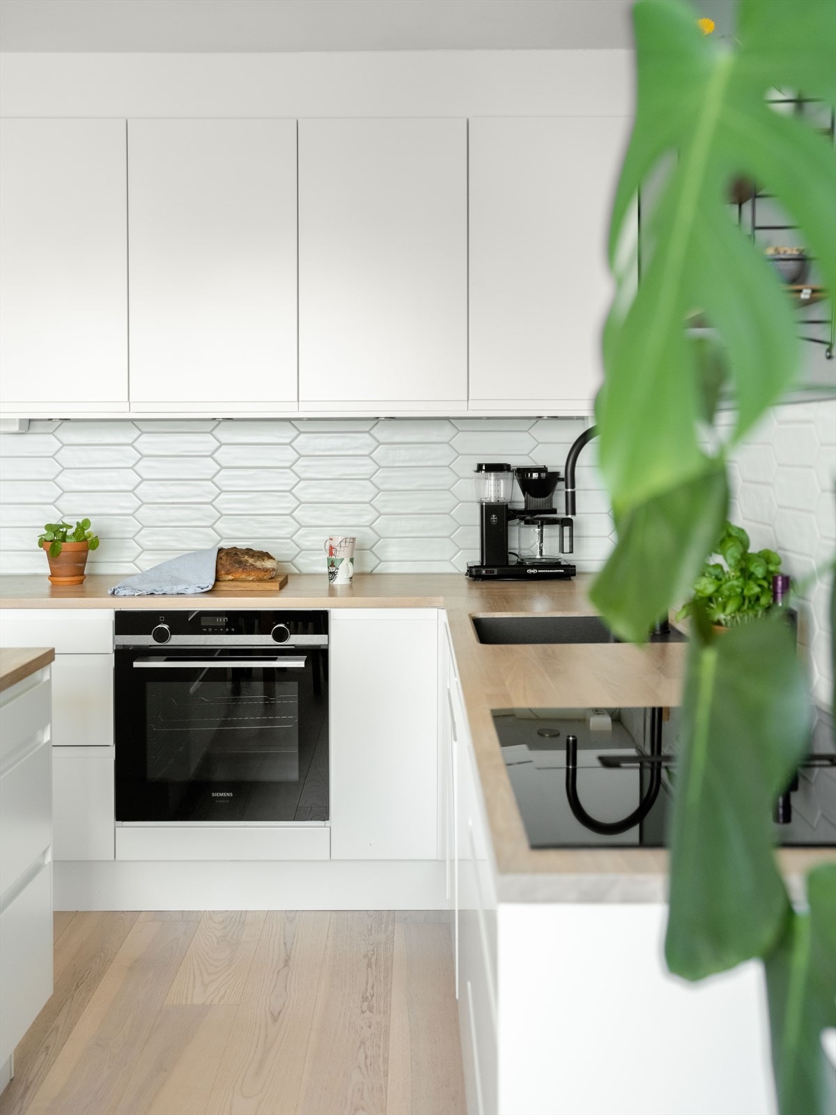 Det er hvitevarer som kjøle- og fryseskap, koketopp med integrert ventilator, stekeovn og oppvaskmaskin. Galleribilde