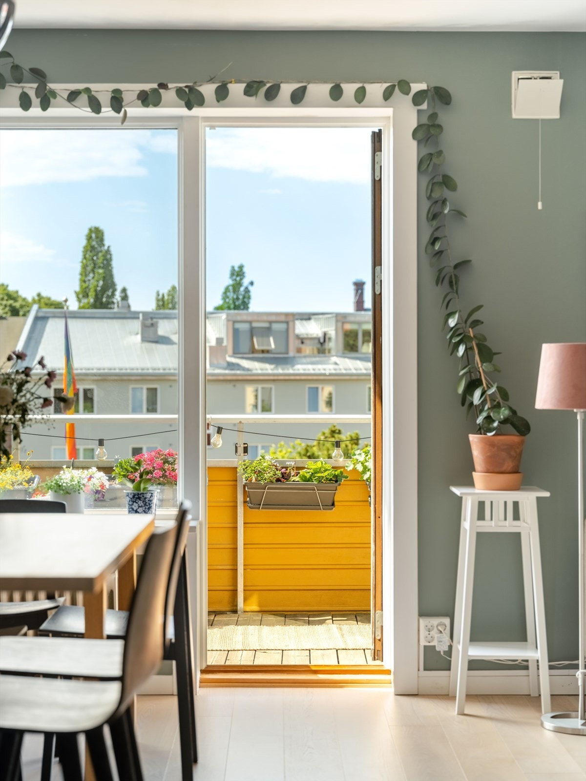 Vi tar endelig turen ut på den deilige balkongen. Galleribilde