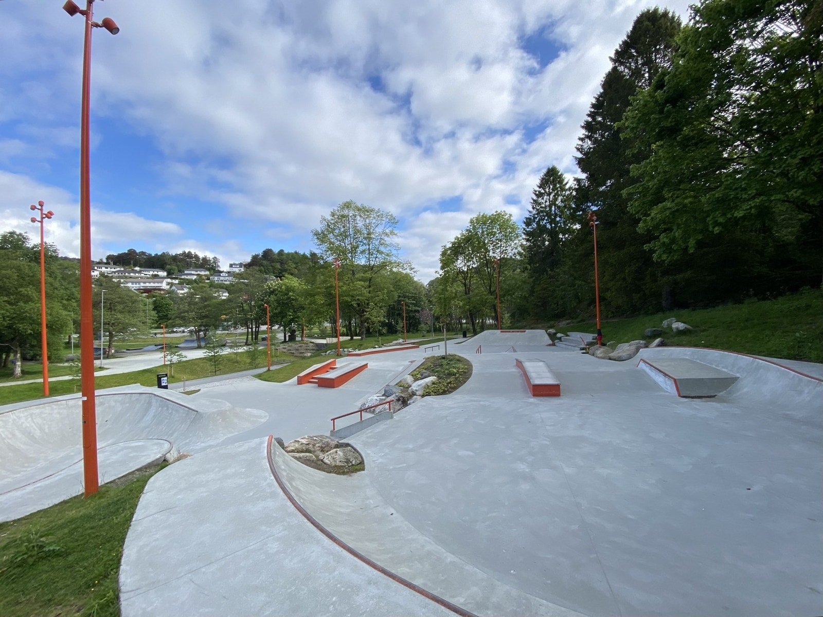 Skateparken, man skimter huset oppe til venstre i bildet. Galleribilde