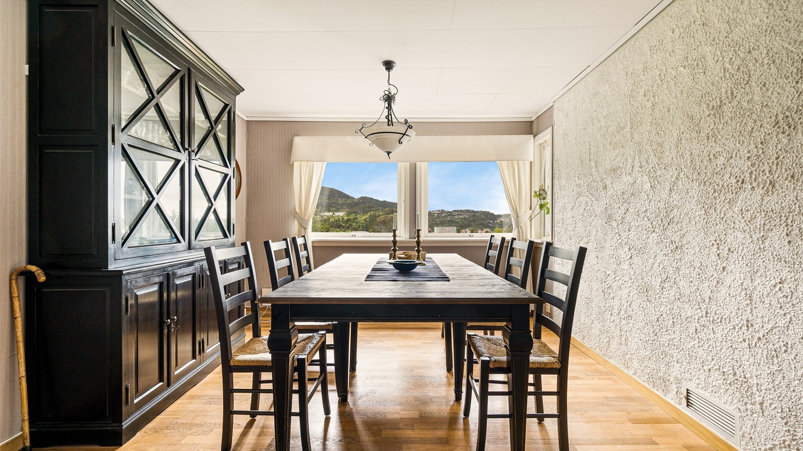 Spisestue med flott utsikt over Fyllingsdalen. Galleribilde