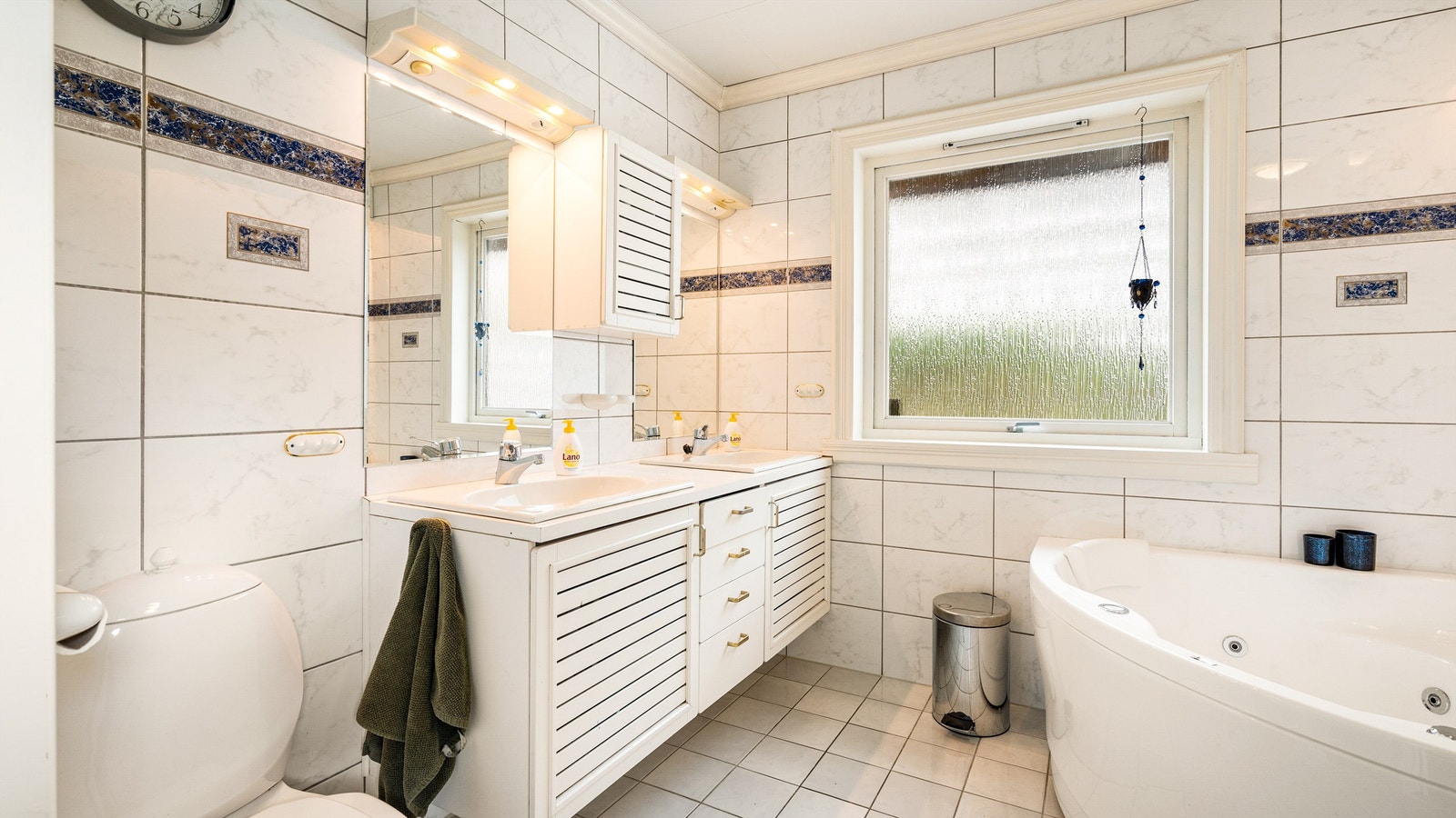 Bad i tilknytting til hovedsoverom. Galleribilde