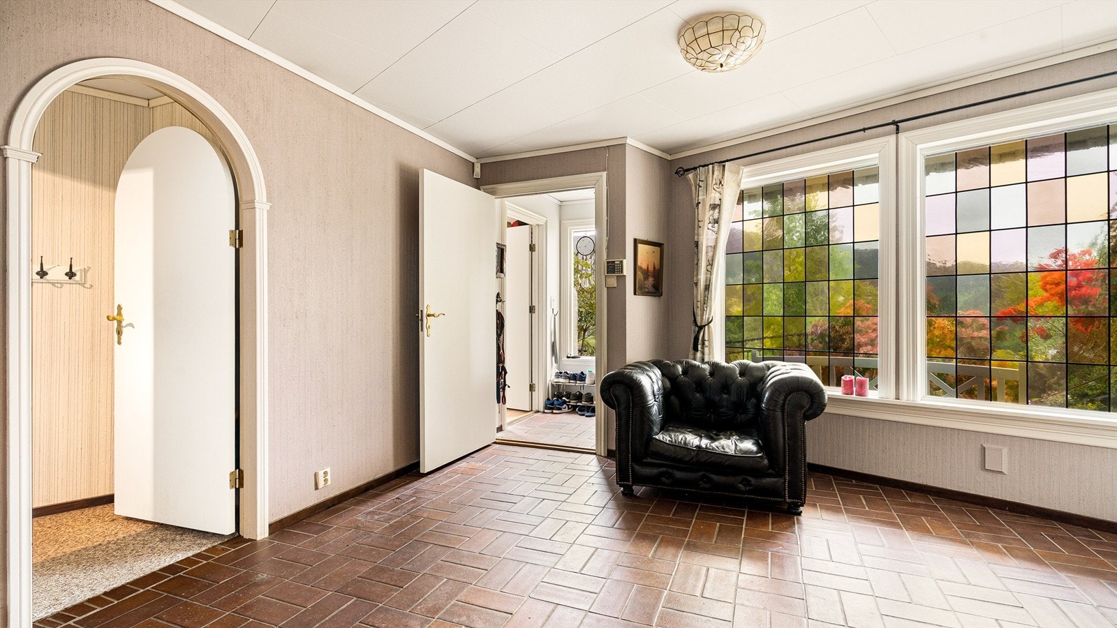 Velkommen inn. Fra entre kommer du inn til en stor og romslig hall. Galleribilde