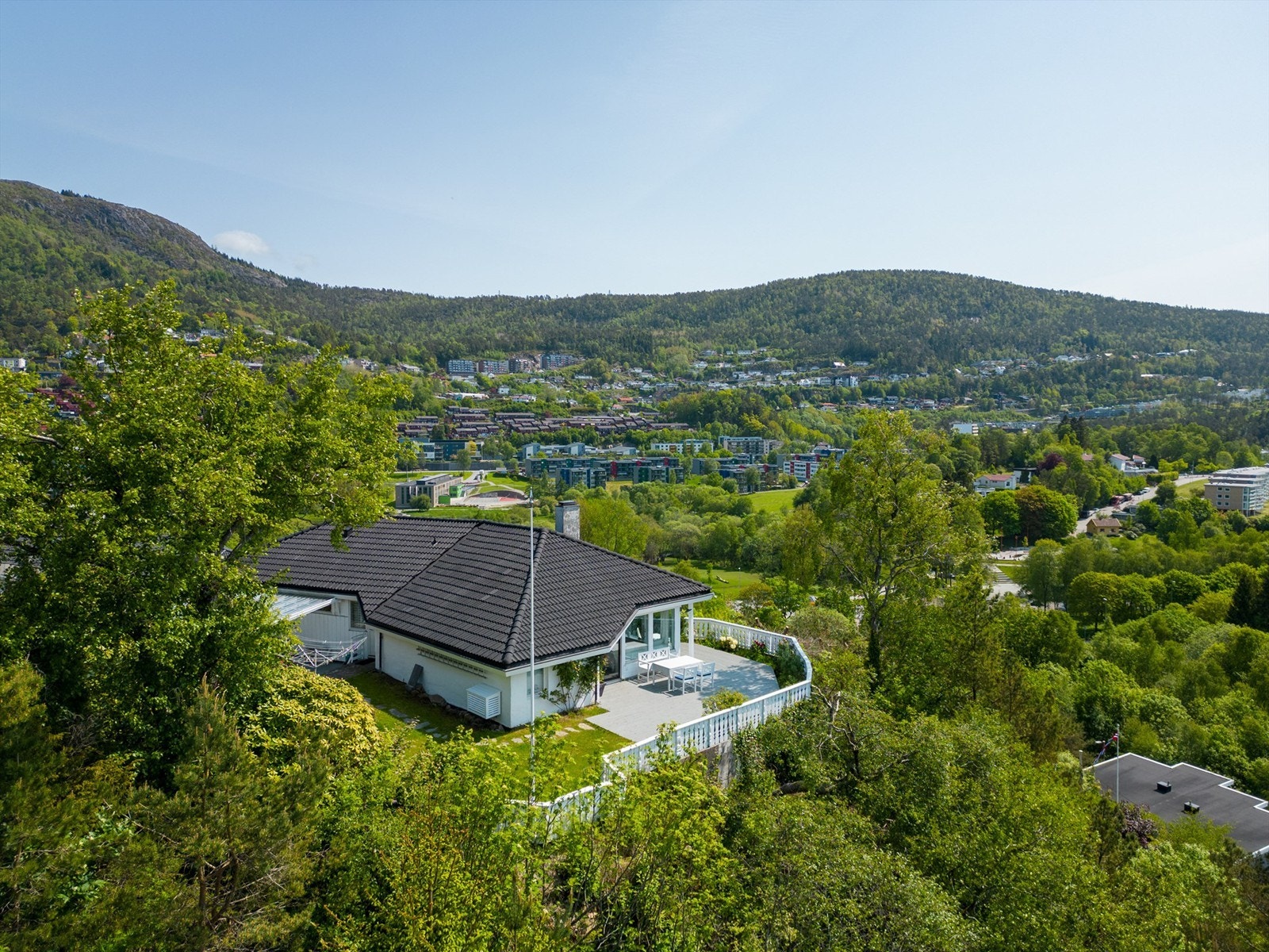 Hagen og terrassen vender mot øst, sør og vest. Galleribilde