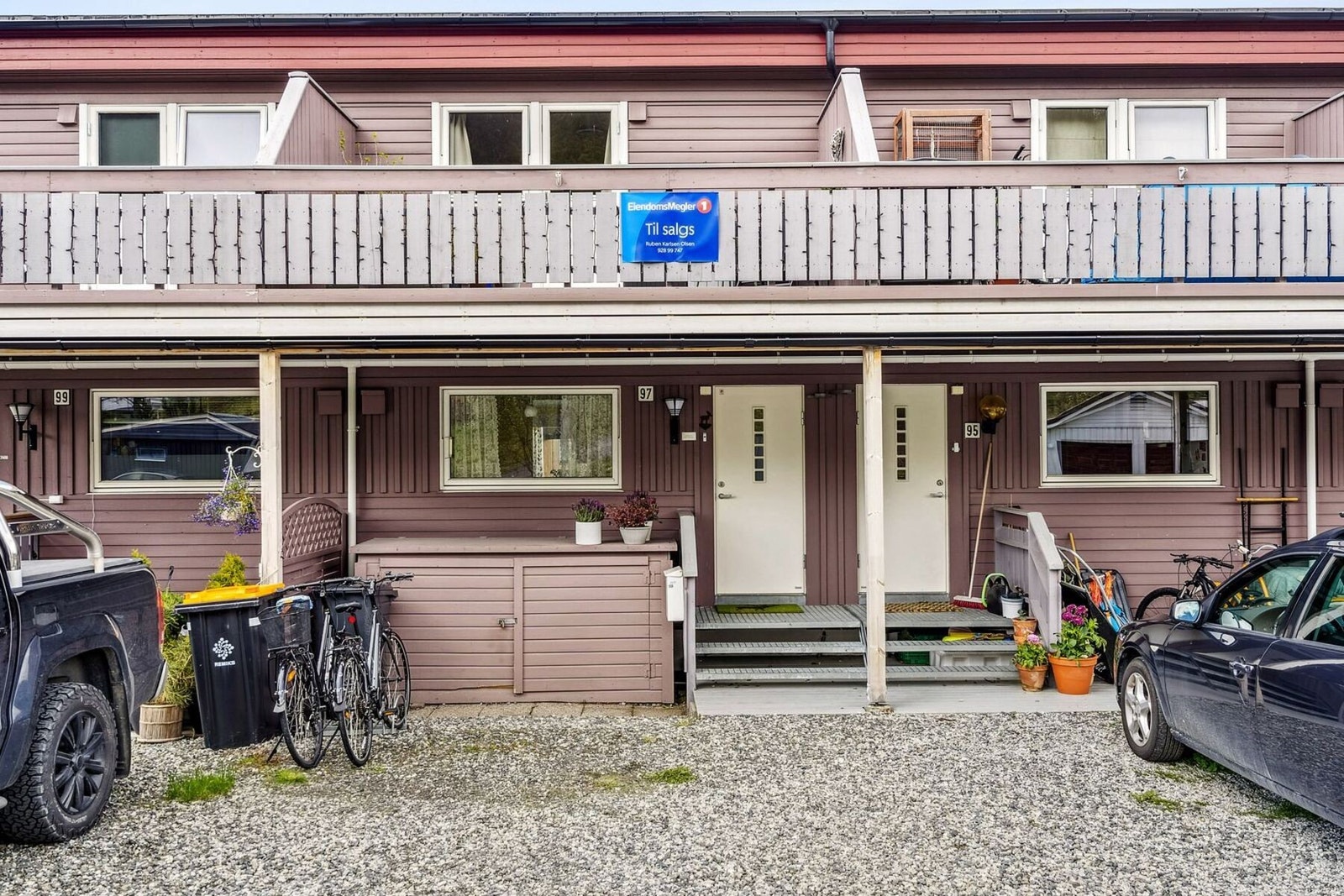 Praktisk redskapskasse ved inngangspartiet. To stikkkontrakter ved døra. Galleribilde