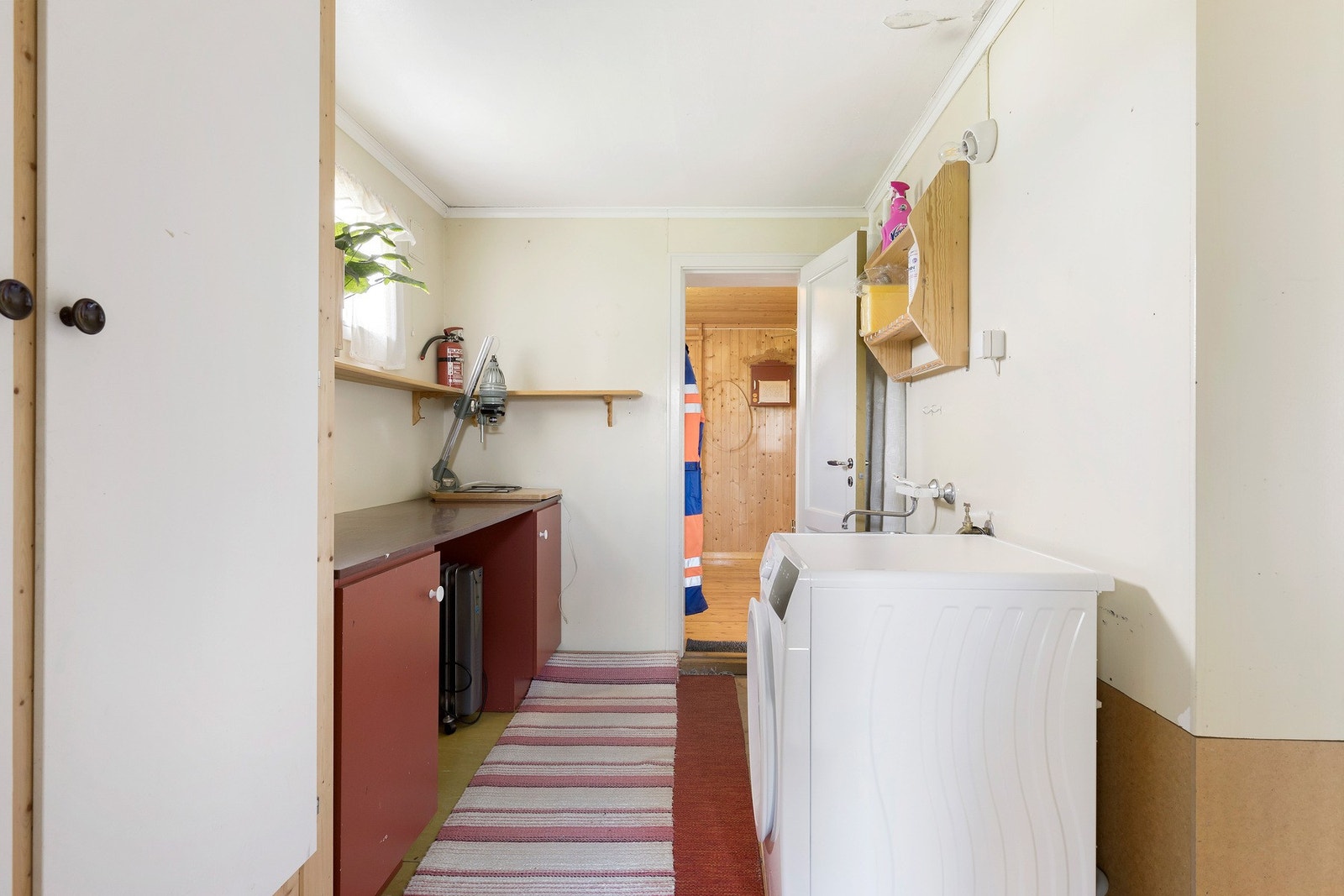 Praktisk separat vaskerom med bereder, skyllekum og opplegg for vaskemaskin. Galleribilde