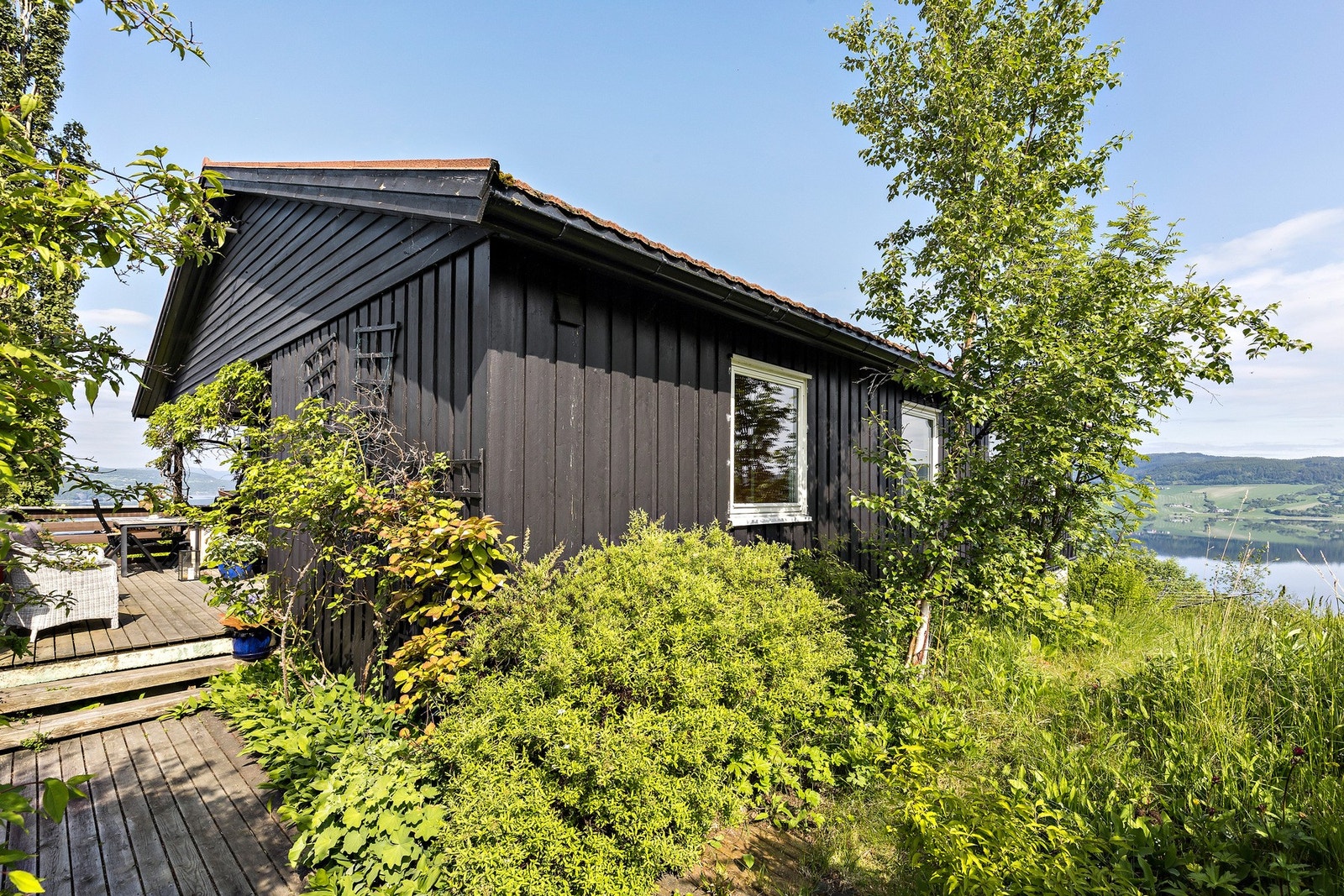 Boligen ligger i et familievennlig område med kort vei til lekeplass, barnehage, skole og idrettshall. Galleribilde
