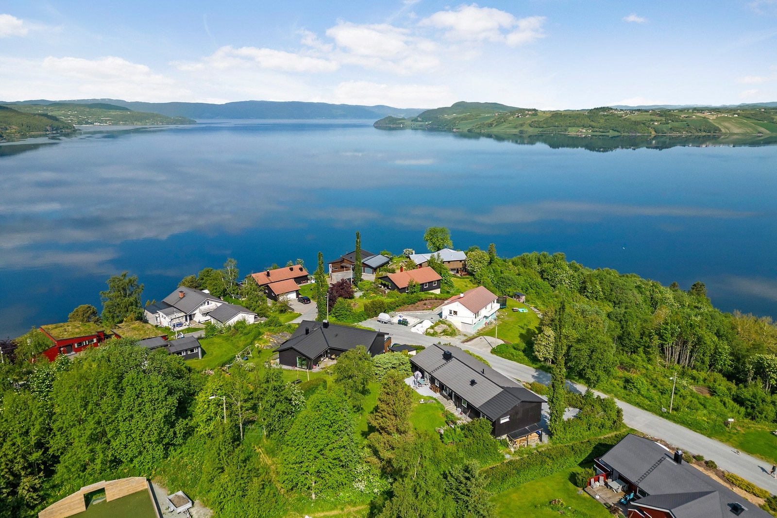 Her bor du med nydelig utsikt over fjorden. Galleribilde