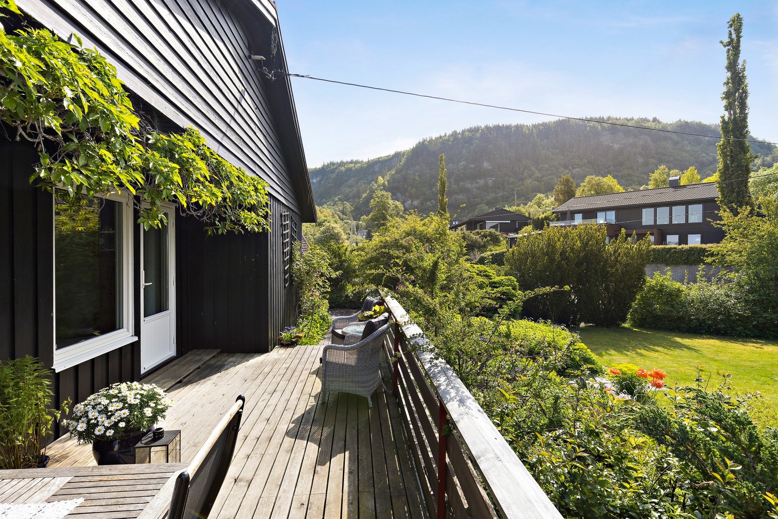 Terrassen er på hele 17 kvm og har god plass til utemøbler og grill. Galleribilde